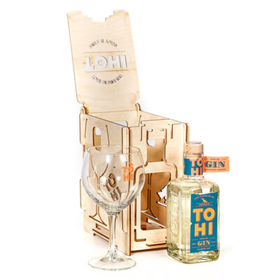 TOHI Cloudberry Mist Gin i en presentask i trä med gin och glas