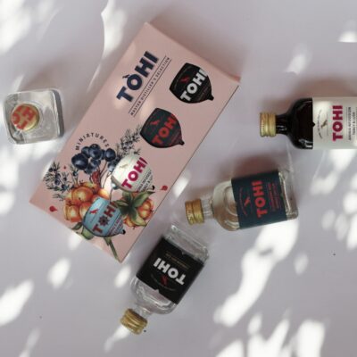 Neli minipudelit Tohi džinniga kinkekarbis