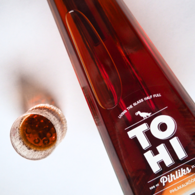 Pihlkanaps Pihliks Tohi Distillerylt. Ilusas pikas pudelis peitub magushapu pihlakaliköör