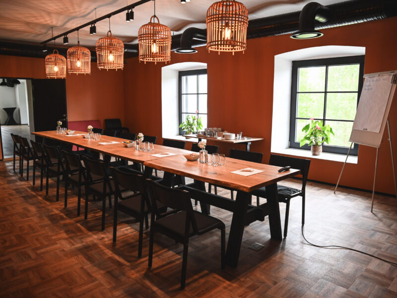 koosolekusaal Kohilas Raplamaal. Tohi Distillery dzinnivabrik