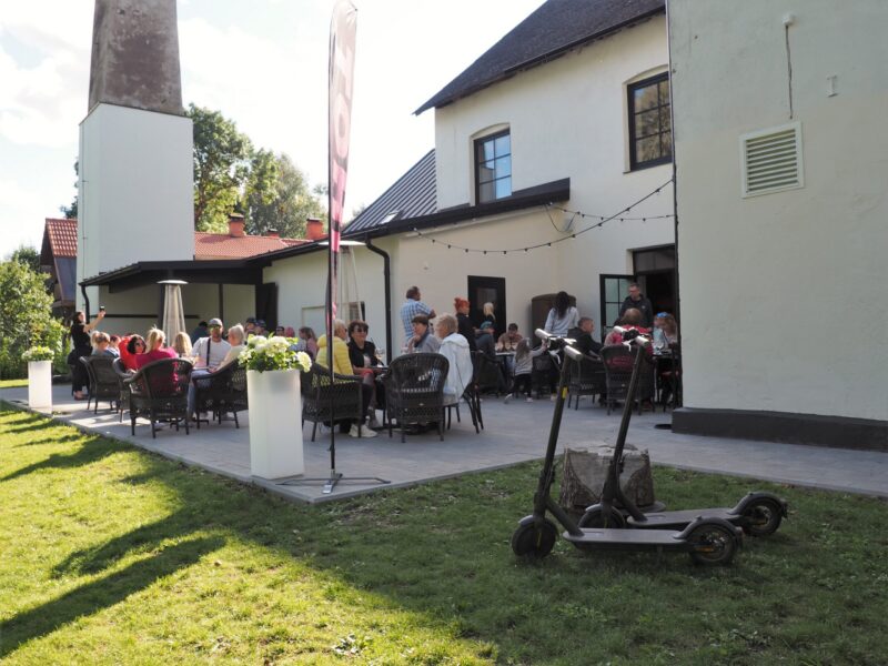 Raplamaal Tohi Distillery maja - avatud üritusteks, terrass suvel